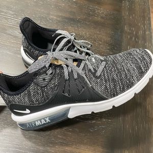 Womens Nike Airmax sneakers- Like new!
